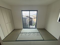 リビングからの続き間として和室をご用意しました。普段はリビングとつなげて開放的なスペースとして、来客時には客間としてお使いいただけます。