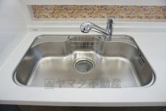 広々とした凸型シンクに洗剤ポケットを標準装備。大きなお鍋など洗いやすいです。