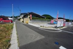 現地（2025年7月29日）撮影。大型車の通行が少なく、騒音や振動が少ないので静かで快適な生活を送れます。