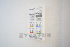 雨の日の洗濯も安心できる浴室暖房乾燥機付き浴室。リモコンで操作もボタン1つで簡単。