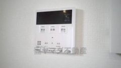キッチン横に給湯器リモコンを設置していますので、忙しい時間帯でもスイッチ一つでお風呂の用意ができますよ＾＾