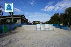 現地（2026年10月20日）撮影。閑静な住宅地＾＾広々LDK18帖＾＾ウォークインクローゼット完備＾＾カースペース2台分確保＾＾