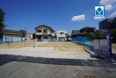 3号棟。現地（2026年8月25日）撮影。南向き、陽当たり、風通し良好＾＾全居室収納スペース完備＾＾荷物が多くても安心です＾＾