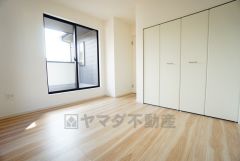 木目調のシンプルデザインで落ち着きと安らぎの空間に仕上げています。各部屋に収納が完備されているので、お荷物が増えても安心の設計です。