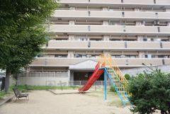 子育て層にうれしい敷地内公園。 小さな子供を目の届くマンション内で遊ばせられるので安心です。わざわざ出かけなくても、遊べるので天候に左右されにくいことも助かりますね＾＾