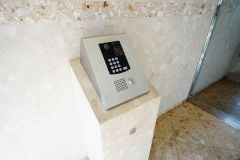 オートロックは、外部の人が自由に建物内に出入りできないため、不審者の侵入防止効果があります。安心のできる暮らしをご提供致します。