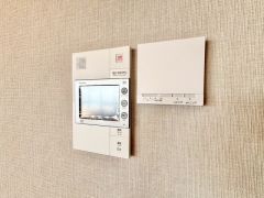 ＴＶモニター付きインターホンとオートロック解除が一体化。床暖房のスイッチもこちらで操作可能です＾＾