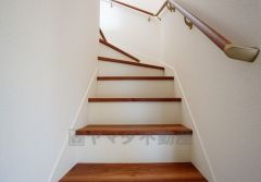 同仕様写真。小さなお子様やご高齢の方でも安心できる、手すり付き階段。段差も低めで設定されており、安全性にも優れています。