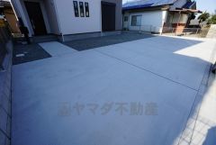 4台まで並列駐車できるので、急な来客時やお子様が成人して車を所有するようになっても安心です。