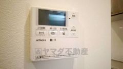 キッチン横からお湯張り、追い炊き、足し湯がボタン一つで楽々操作できる給湯機リモコンです。忙しい夕飯準備の時間帯に重宝しますね。