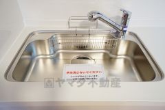 大きめのお鍋も洗える使い勝手の良いステンレスシンク。熱やサビに強いので、お掃除らくらく。スポンジポケット付き。