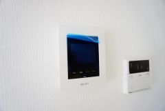 防犯はもちろん、セールスマン対策にもなるモニター付きインターホンです。お子さん1人での留守番時にも活躍しそうです。