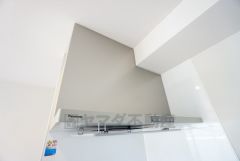 風量が弱・強と切替え可能なレンジフードが調理中の煙をしっかり吸い込みます。手元を照らすライト付きです。