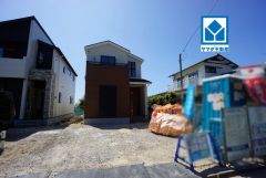 三苫駅、天神行最寄りバス停徒歩8分。美和台小学校徒歩7分。毎日の通勤・通学・買い物がしやすく、快適に過ごせます。