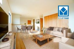 家具はイメージです。リビングは広々とした設計で、家族が集い、寛ぐ暮らしの空間を演出しています。思い思いの時間を過ごしたり、家族みんなで食事をしたり、素敵な団らんの場になりますね。