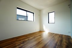 同仕様写真。2面採光を確保した明るい室内は、風通しも良く、大変居心地の良い空間となっております。日当たりがよく、子供部屋としての利用もおすすめ。
