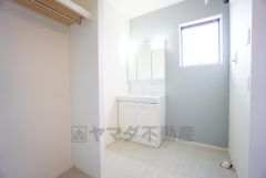 三面鏡つき洗面台。鏡裏にたっぷりとした収納スペースがあります。鏡を閉めてしまえば小物は見えないため、スッキリとした印象の洗面台にできます。