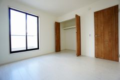 同仕様写真。住む人のこだわりを活かす洋室＾＾広めのクローゼットもあり荷物もすっきり片付けられ、ゆとりのある暮らしが出来ます＾＾