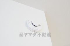 火災発生をいち早く知らせてくれる火災報知器は標準装備です。