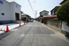  大型車の通行が少なく、騒音や振動が少ないので静かで快適な生活を送れます。