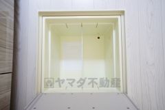 キッチンにある床下収納は、居住スペースを減らさずに買い置きの調味料や非常食などを保管することができます。