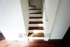 小さなお子様やご高齢の方でも安心できる、手すり付き階段。段差も低めで設定されており、安全性にも優れています。