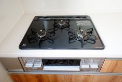 同時にたくさんの料理が調理できる3口コンロ。長時間熱を通しておきたい煮込み料理を作りながら、炒め物など同時進行で進められます。