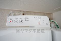 温水、暖房、ウォシュレット付の高機能トイレです。