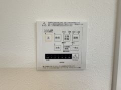 浴室暖房乾燥機付き。天候に左右されず、いつでも好きなときに洗濯物を干せるので、仕事や家事で忙しい方に重宝します。