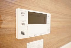 湯量・湯温の設定、そして保温までワンタッチのフルオートバス。便利な追い炊き機能付きです。
