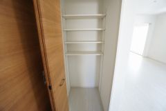 同仕様写真。まとめ買いしてもこの収納量なら心配要らずのパントリー。調理家電や食品のストックをすっきりまとめられ、キッチン周りを広々使えます。