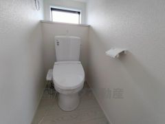 温水洗浄機付トイレです。節水機能もあるので、安心して使えますね。もちろん、1階2階の2ヶ所にトイレがあるので、忙しい朝にもゆとりができますね。