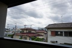日差しが遮られないように隣家との間に距離を設けています。