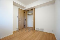 暖かい日差しが差し込む洋室。たっぷり収納できるクローゼット付きでお部屋の中をすっきりと快適に保てます。