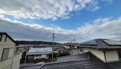 日差しが遮られないように隣家との間に距離を設けています。住宅地ですのでご近所様とコミュニケーション取りやすい距離感が良いですね。