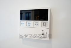 キッチン横からお湯張り、追い炊き、足し湯がボタン一つで楽々操作できる給湯機リモコンです。忙しい夕飯準備の時間帯に重宝しますね。