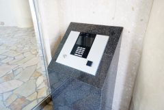 オートロックは、外部の人が自由に建物内に出入りできないため、不審者の侵入防止効果があります。安心のできる暮らしをご提供致します。