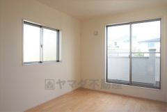 同仕様写真。寛ぎの時間を紡ぎだす主寝室は、大型ベッドを置いても余裕の広さを確保しています。