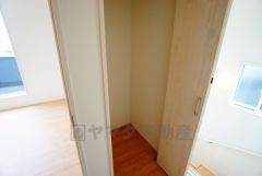 2階の廊下にも収納を確保。各居室に入りきれなかった荷物や、2階で使用する日用品のストック置き場に便利です。