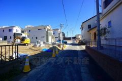 現地（2026年2月）撮影。住人以外の車の進入も少なく、小さなお子様を持つご家庭にも安心です。