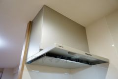 スタイリッシュなレンジフードです。煙や蒸気を屋外へ排出してくれます。