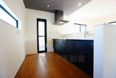 リビングやダイニングからキッチン周りが丸見えにならない対面式キッチン。テレビ鑑賞や家族との対話がしやすく、ご家族の温かい時間を演出します。