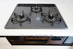同時にたくさんの料理が調理できる3口コンロ。長時間熱を通しておきたい煮込み料理を作りながら、炒め物など同時進行で進められます。