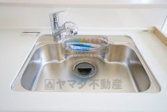 広々としたステンレスシンクには、洗剤やスポンジを収納出来るラック付き。広さも確保しているので、大きなお鍋も洗いやすいです。