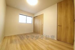 住む人のこだわりを活かす洋室。日当たりがよく、寝室としての利用もおすすめ。広めのクローゼットには荷物をすっきり片付けられ、ゆとりのある暮らしが出来ます＾＾