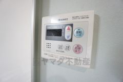 キッチン横からお湯張り、追い炊き、足し湯がボタン一つで楽々操作できる給湯機リモコンです。忙しい夕飯準備の時間帯に重宝しますね。