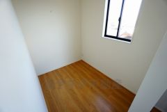 デスクを設置して書斎として活用できますが、奥行きがあるので布団や衣替えの衣装なども楽々収納できます。
