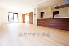 リビングは広々とした設計で、家族が集い、寛ぐ暮らしの空間を演出しています。思い思いの時間を過ごしたり、家族みんなで食事をしたり、素敵な団らんの場になりますね。