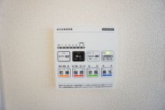 浴室暖房乾燥機付き。天候に左右されず、いつでも好きなときに洗濯物を干せるので、仕事や家事で忙しい方に重宝します。