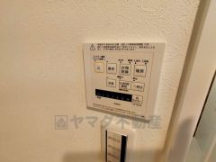 浴室暖房乾燥機付き。天候に左右されず、いつでも好きなときに洗濯物を干せるので、仕事や家事で忙しい方に重宝します。